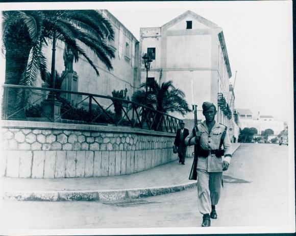 Photo film scene Tanger, the city with two faces, soldier, Germany 1952, Jordan J. von Boyadjieff