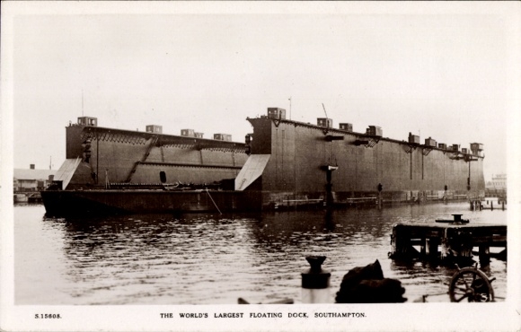 Postcard Southampton Hampshire England, The largest floating dock in the world
