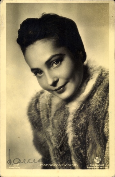 Postcard actress Hannelore Schroth, portrait, fur, autograph