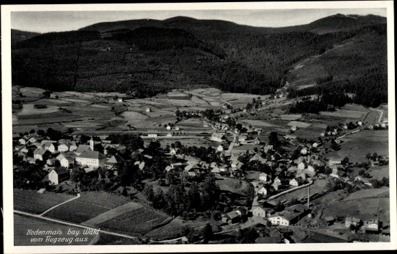 Ak Bodenmais in Niederbayern, Landschaftsaufnahme von  Blick aus der Luft, bewaldete Hügel