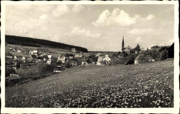 Ak Altenberg im Erzgebirge, Schwarze und weiße Fotografie, Dorfansicht, Kirche, Wiesen, Erzgeb...
