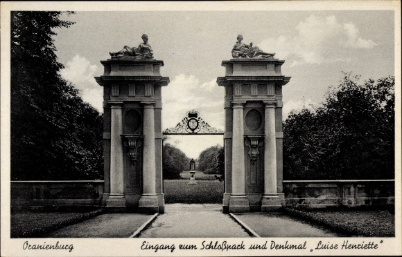 Ak Oranienburg in Brandenburg, toegang tot het kasteelpark, monument Luise Henriette
