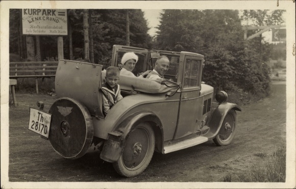 Postcard Frauenwald am Rennsteig Ilmenau in Thuringia, Kurpark Lenkgrund, family in the automobile, Th 28170