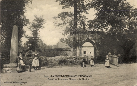 Postcard La Forêt Fouesnant Finistère, portal of the old abbey, Le Menhir