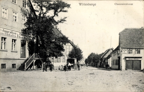 Postcard Wittenberge on the Elbe Prignitz, Chausseestraße, buildings on the street, vintage cars, people