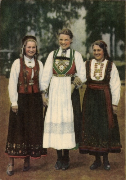 Postcard Norway, Hamarøy, Voss- and Heddalsbunad, young women in Norwegian costume
