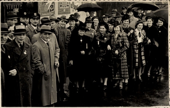 Photo Postcard Elberfeld Wuppertal, women and men, group photo