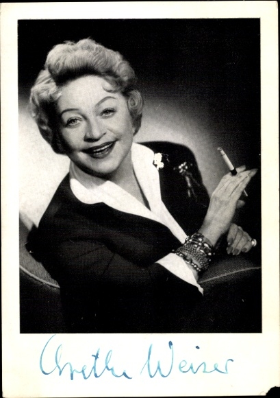 Postcard actress Grethe Weiser, portrait with cigarette, autograph