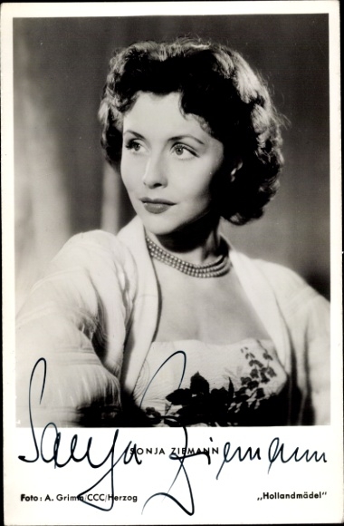 Ak Schauspielerin Sonja Ziemann, Hollandmädel, Portrait mit Perlenkette, Autogramm