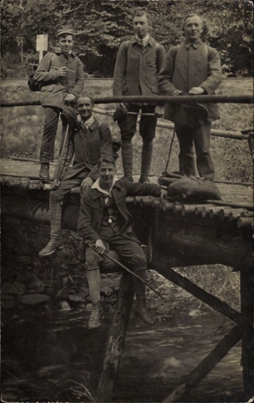 Postcard Rabenau in the Ore Mountains, Five men on a bridge, old, black and white