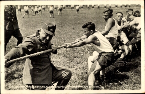 Postcard Reichsarbeitsdienst, workers and Reichsarbeitsführer Konstantin Hierl in a tug of war, RAD