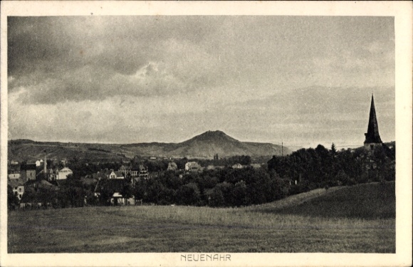 Ak Bad Neuenahr Ahrweiler Rheinland Pfalz, Landschaft mit Hügel, Kirche, Häusern, Schriftzug NEUE