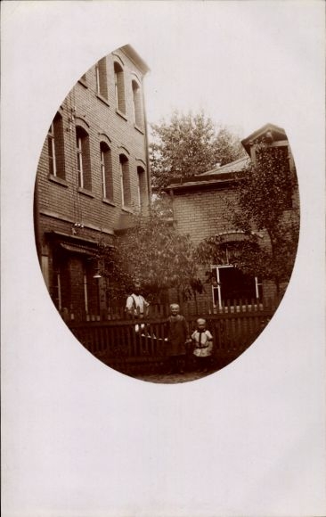Photo Postcard Fürth im Odenwald, family at the fence, brick house