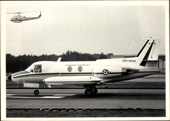 Photo Italian plane, Piaggio PD 808, helicopter in the air