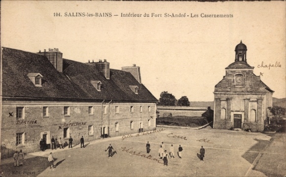 CPA Salins-les-Bains Jura, Interieur du Fort Saint André, Les Casernements