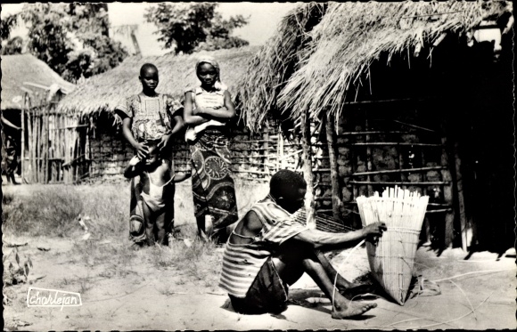 Postcard Brazzaville French Congo, villagers weaving baskets