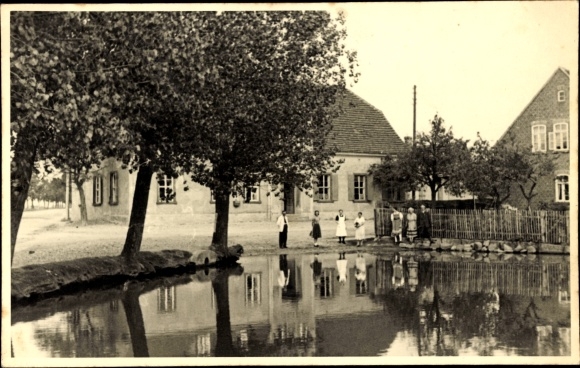 Photo Postcard Röglitz Schkopau Saalekreis, partial view, residents at the pond