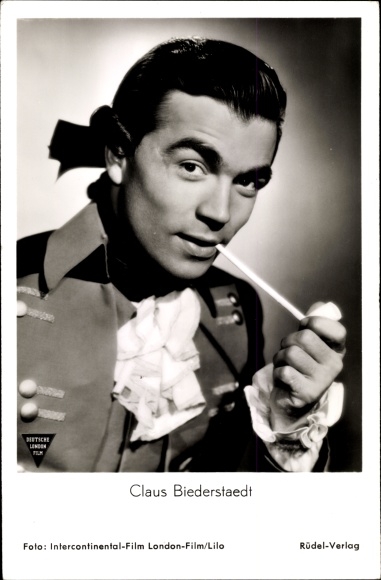 Postcard actor Claus Biederstaedt, portrait with pipe, the great temptation