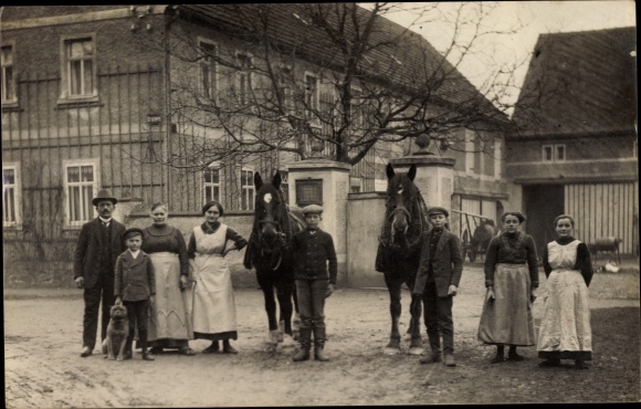 Foto Ak Zschorna Lossatal Sachsen, hoeve, bewoners met paarden