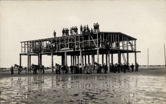 Photo Postcard Wangerooge, topping-out ceremony at Tamlingshöh? 1915, men of the East Guard in the timbers, carpenters