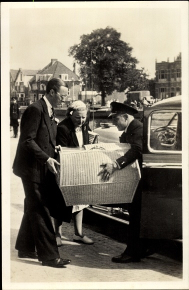 Postcard Prince Bernhard of the Netherlands, Juliana of the Netherlands, Princess Margriet in the basket