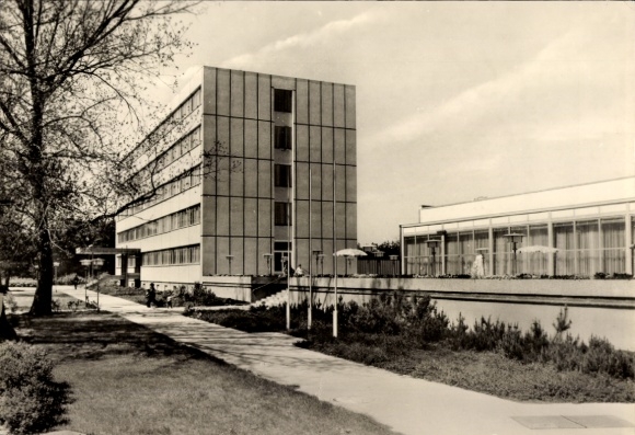 Ak Ostseebad Kühlungsborn, FDGB-Ferienheim „Ernst Grube“, moderne Architektur, Landschaftsgarten