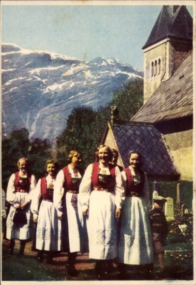 Postcard Norway, women in Norwegian folk costume