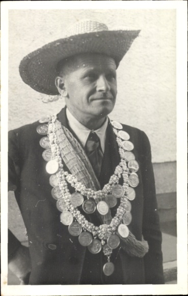 Postcard older man with many marksman medals, hat