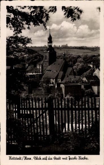 Ak Hettstedt im Südharz, Blick auf die Stadt, Jacobi-Kirche, Landschaft, schwarz-weiß