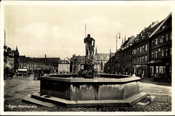Postcard Hohenberg an der Eger Upper Franconia, market square with fountain, statue, buildings, cars