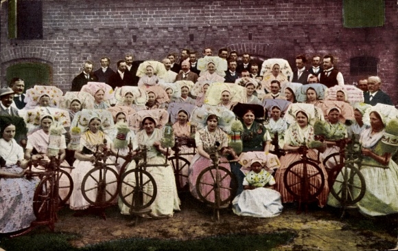 Ak Spreewald, Spinnstube, Frauen in Spreewälder Volkstrachten, Spinnräder