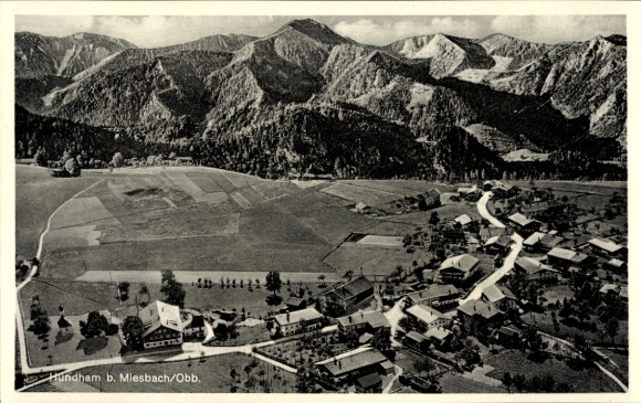 Postcard Hundham Fischbachau in Upper Bavaria, aerial view of Hundham, mountains in the background, village view