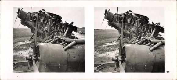 Stereo Raumbild Foto "Der Kampf im Westen", Nr. 61 Zerstörtes Kampfflugzeug nach dt. Bombenangriff