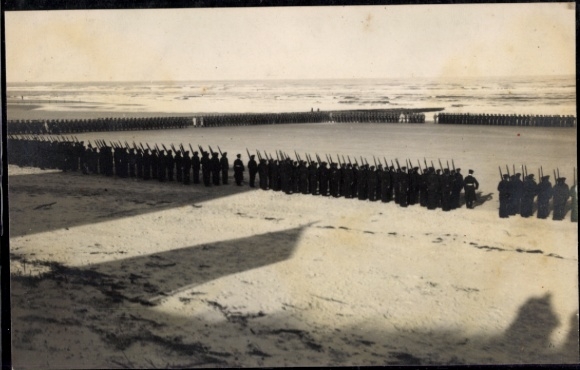 Photo Postcard Wangerooge, parade march of the garrison on the birthday of the Grand Duke