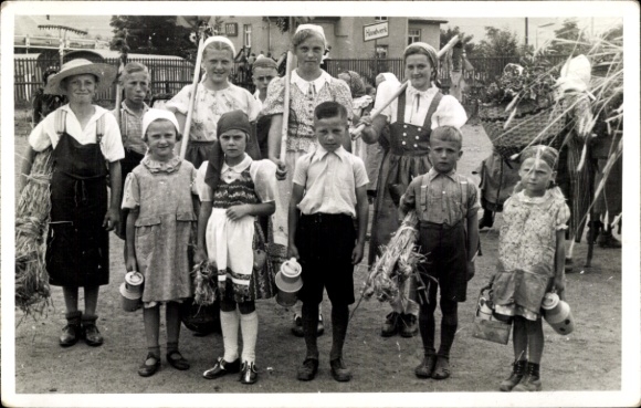 Ak Kleinneuschönberg Olbernhau im Erzgebirge, Gruppe von Kindern und Erwachsenen in traditione...