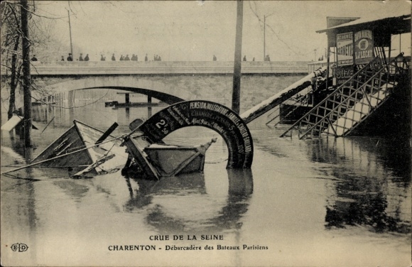 Ak Charenton le Pont Val de Marne, Überschwemmung, Hafen, Boote,  Menschen auf der Brücke, Werbun