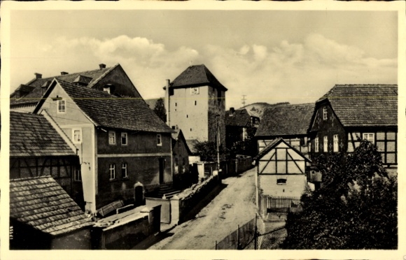 Ak Gumperda in Thüringen, Schwarzen und weißen Gebäuden, Kirche, Wolken, Straße