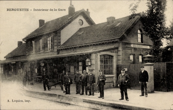 Postcard Berguette Pas de Calais, train station, platform