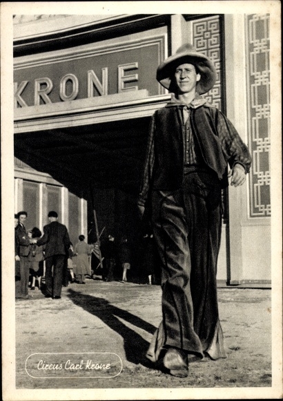 Postcard Circus Carl Krone, Bimbo, the longest man in Europe, cowboy costume