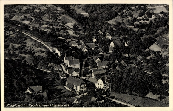 Ak Ringelbach Oberkirch im Renchtal Baden, Luftaufnahme von  Dorfansicht, Berglandschaft