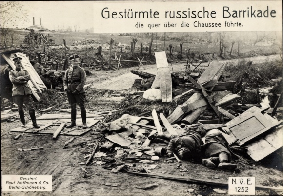 Giant Postcard German soldiers, I. WW, stormed Russian barricade