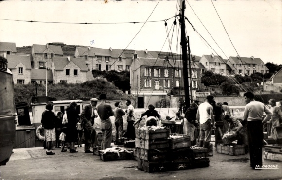Ak Port-en-Bessin Calvados, die Fischauktion