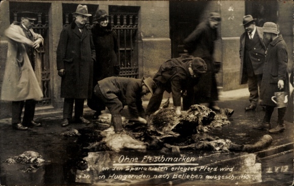 Foto Ak München, Ohne Fleischmarken, von den Spartakisten erlegtes Pferd wird von Hungernden zerlegt