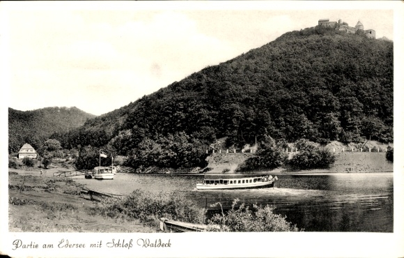 KP Waldeck am Edersee Hesja, Edersee z zamkowymi łodziami na wodzie, zalesione wzgórza