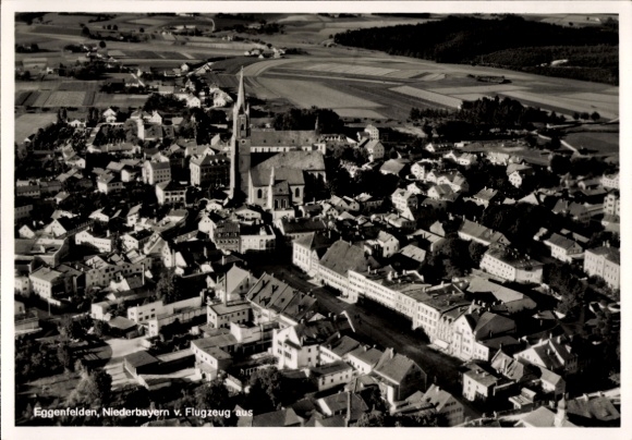 Ak Eggenfelden in Niederbayern, Luftaufnahme von  Stadtansicht, Kirche, Landschaft