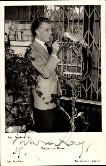 Postcard actor Victor de Kowa, side portrait with parrot, Dührkoop Ufa, autograph