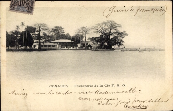 Ak Conakry Guinea, uitzicht op de FAO-fabriek, uitzicht op het water, bomen