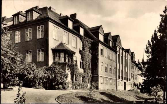 Ak Greiz im Vogtland Thüringen, Krankenhaus,  Architektur, baumbewachsene Umgebung, schwarz-weiß 