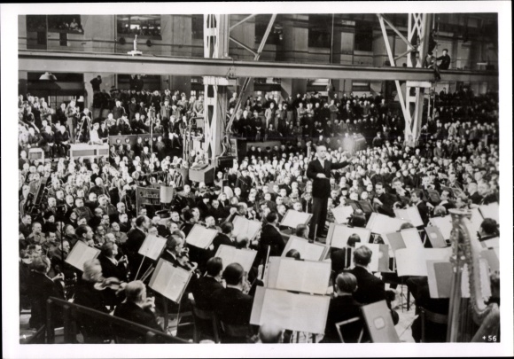 Photo Hoffmann, Dr. Wilhelm Furtwängler conducts the Berlin Philharmonic Orchestra, February 1942