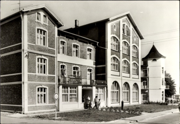 Ak Ostseebad Kühlungsborn, FDGB-Erholungsheim Woldhaus, Gebäude mit Fenstern, Schwarz-Weiß-Foto